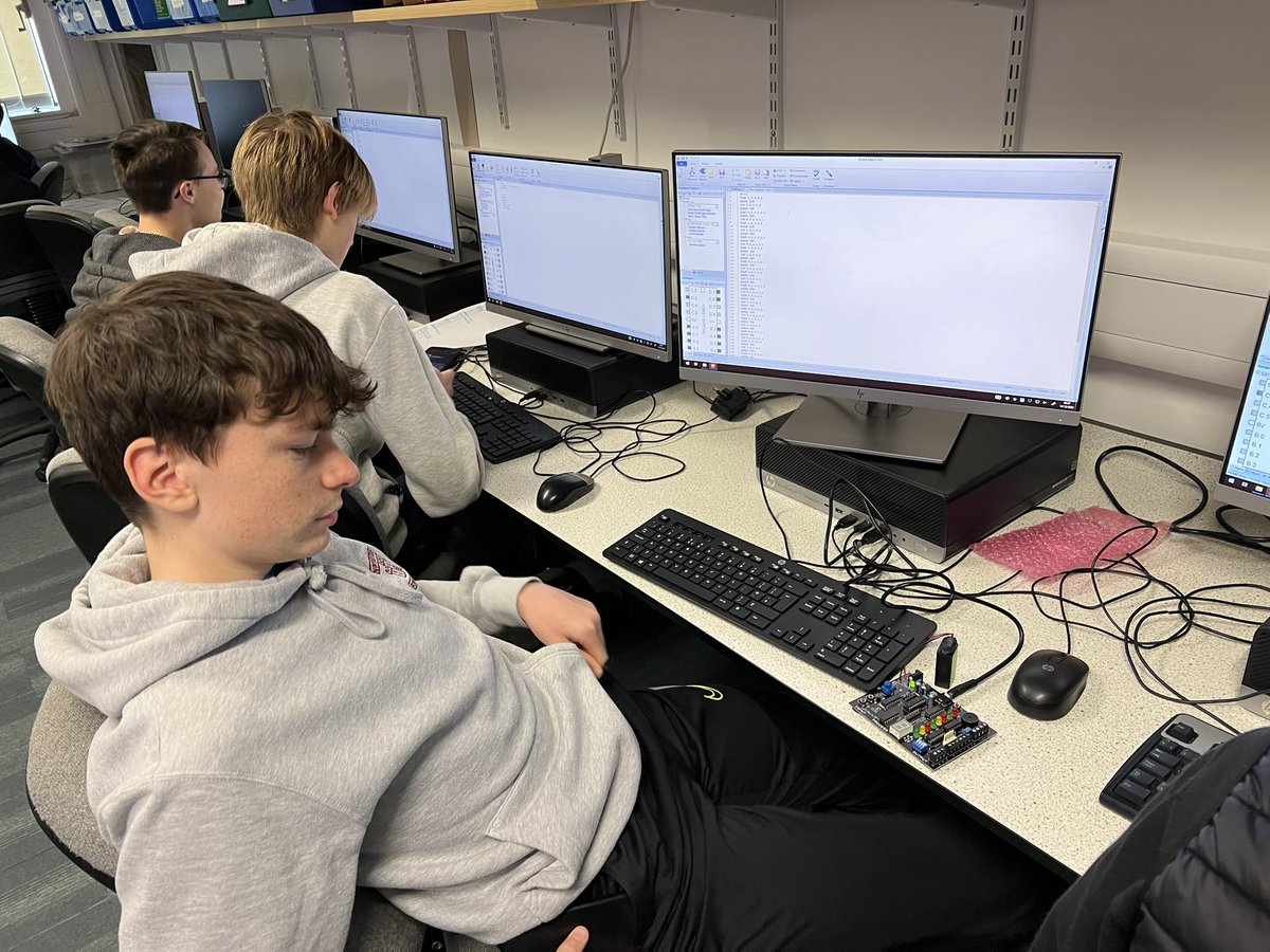 FATech_Ed's tweet image. N5 Engineering Science starting Pbasic scripting using the picaxe editor to control the T4 training board with its 18M2 microcontroller to accomplish a few festive tasks. #PBasic_Not_JustForThe_80s #FORengineering