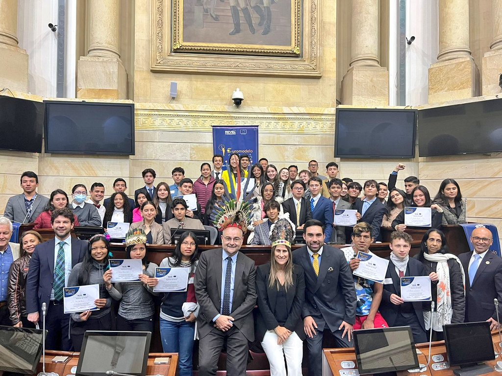 Más que una simulación en la toma de decisiones de la Unión Europea, el #EuroModelo siempre descubre grandes talentos de negociadores. Hoy estuve en el Congreso con finalistas de toda 🇨🇴, muy a gusto en su rol de eurodiputad@s. No deja de impresionarme la juventud de este país.