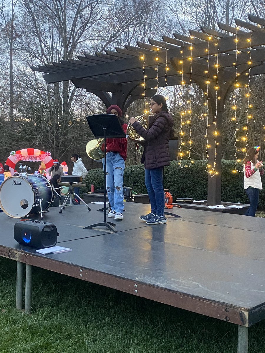 ermsbands's tweet photo. Our students did an incredible job performing at the Broadlands HOA Santa Visit! It was especially nice to see our former students put together a stellar jazz ensemble! Music is strong in our community 🎶 @LCPS_EagleRidge @PrinPhillipsERM https://t.co/5UW1FsD2m6