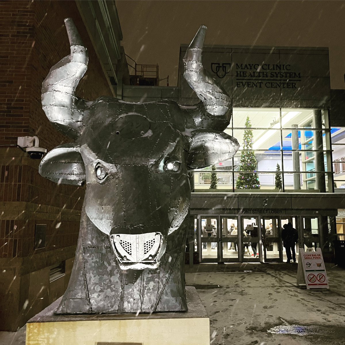 TJradio's tweet photo. #CCHA action returns to #Mankato this weekend! #MSUvsFSU #HornsUp🤘😈 #MavFam #Festive🌲 https://t.co/bZG8LhiaNC