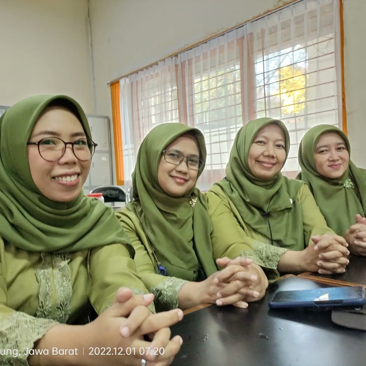 OfficialSmkn's tweet photo. Sampurasun"..

Setiap hari Kamis seluruh instansi di pemerintahan kota bandung, termasuk sekolah menerapkan budaya sunda, bentuk kecintaan itu diwujudkan lewat Kemis nyunda.dalam Projek Penguatan Profil Pelajar Pancasila atau yang biasa disingkat P5
@disdik_jabar @cadisdik7 https://t.co/muRrtpeqxN
