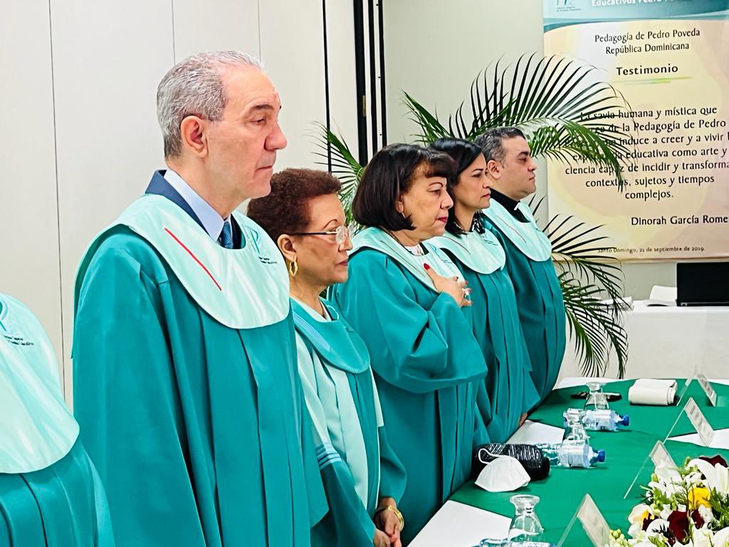 RectorUCNE's tweet photo. Felicidades a todos a los que hoy obtuvieron sus títulos en la III Investidura del Instituto Superior de Estudios Educativos Pedro Poveda, que el Señor les acompañe en el ejercicio ético de sus profesiones.
Agradezco al #ISESP por hacerme partícipe de su acto de graduación. https://t.co/WEKxYBeSnZ