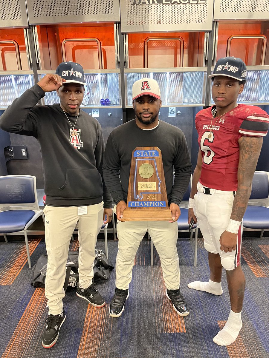 2freshty's tweet photo. How bout them dawgs🐶‼️
@AndyBulldogsFB #thatswhy #4achampions https://t.co/RkjxHTv6tZ