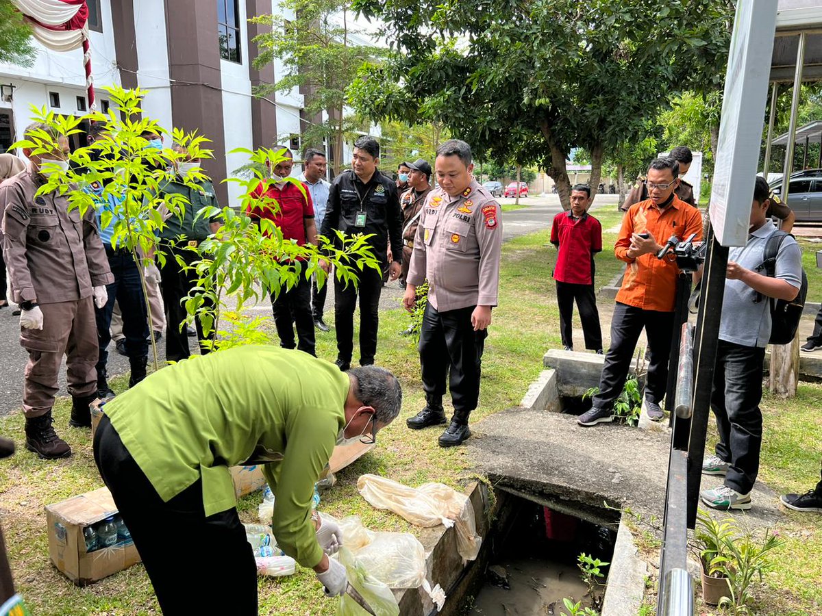 Ilham13543768's tweet photo. Pada Hari Kamis, tanggal 1 Desember 2022, Pukul 09.00 Wita, Bapak Kapolres Gorontalo Kota Menghadiri Giat Pemusnahan Barang Bukti
Bertempat di Kejaksaan Negeri Kota Gorontalo. https://t.co/h9Qi7jFqeK