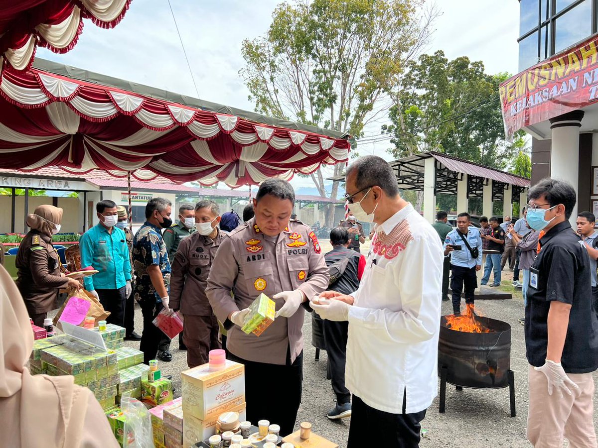 Ilham13543768's tweet photo. Pada Hari Kamis, tanggal 1 Desember 2022, Pukul 09.00 Wita, Bapak Kapolres Gorontalo Kota Menghadiri Giat Pemusnahan Barang Bukti
Bertempat di Kejaksaan Negeri Kota Gorontalo. https://t.co/XvhZ6tFXDz