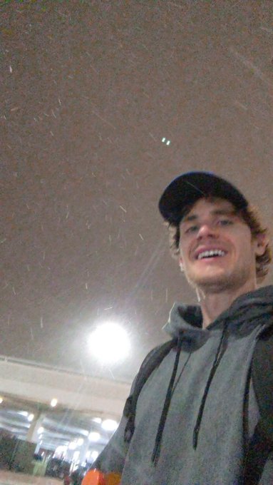 online late. stuck in a snow storm https://t.co/WcBttAUf4I