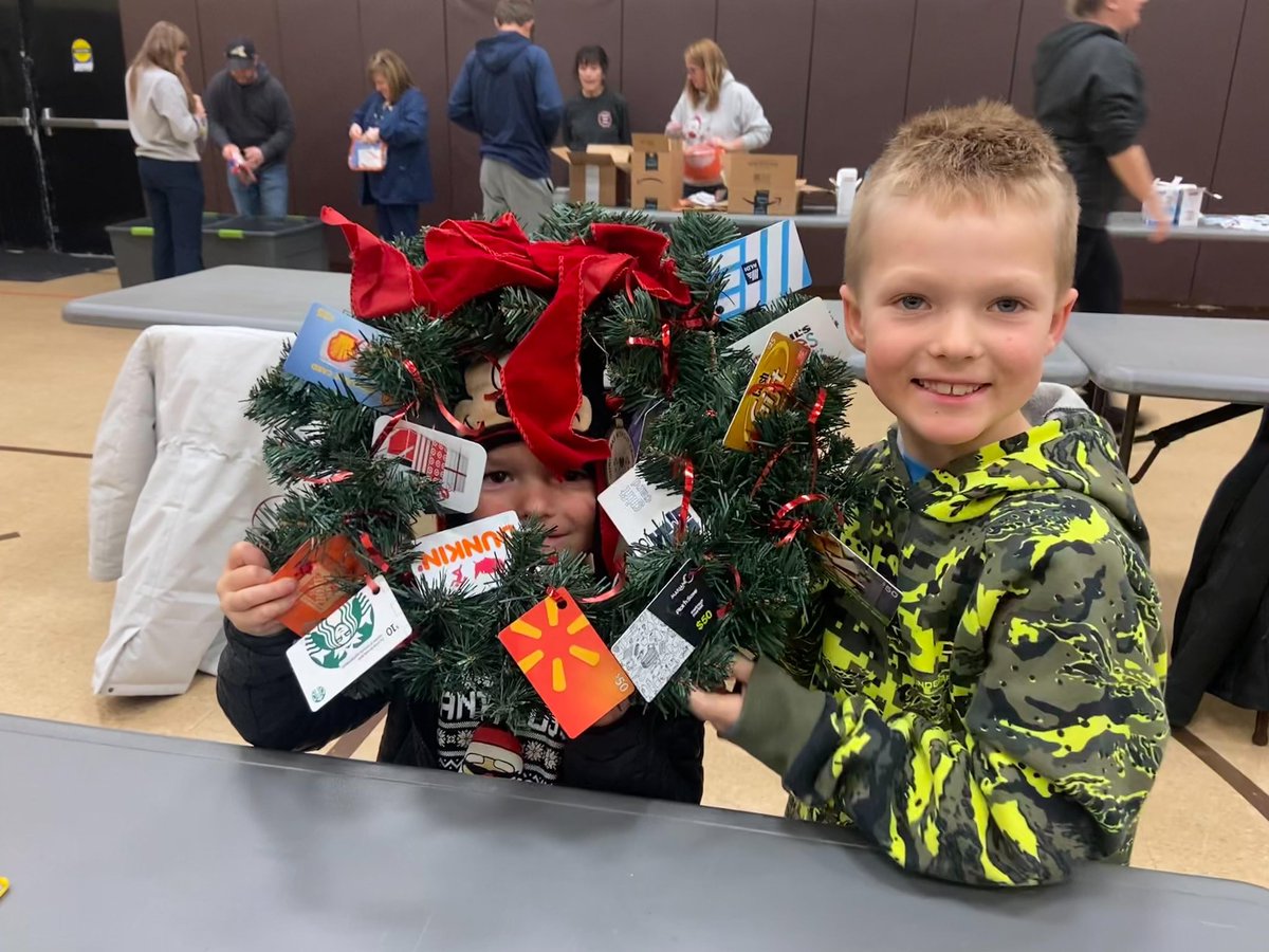 Beyondthe72's tweet photo. DAY 2 #LenoClaus We partnered w/ @CWC_nfp to support their annual $500 Gift Card Wreaths that will be distributed to 18 families. 200 Cancer Care Bags were also put together by volunteers. Head to https://t.co/N3TnktJTzR to learn how to support families battling cancer https://t.co/HpsLOkWE50