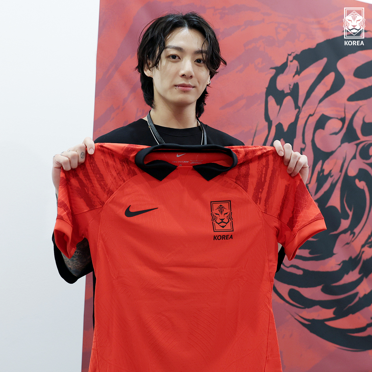 fifaworldcup_es's tweet photo. JK = Boy with luv  🫶 🇰🇷 @bts_bighit

📸 @theKFA https://t.co/wQRsFiYvue