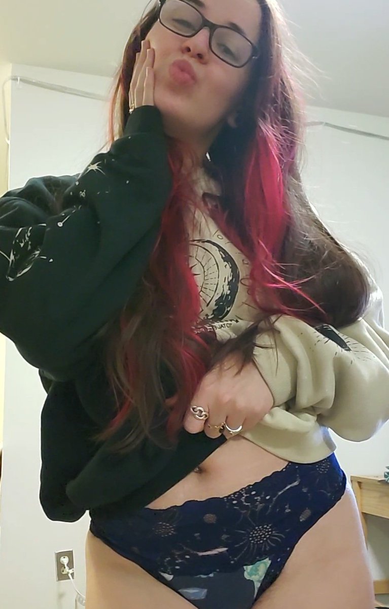 cecily_marks's tweet photo. Cozy PJs moment, i got 3 hours of sleep last night 🥴 #onlyfansgirl #nsfwtwt  #sleepy https://t.co/cIlhBBVLUc https://t.co/7c7ijtsDdE