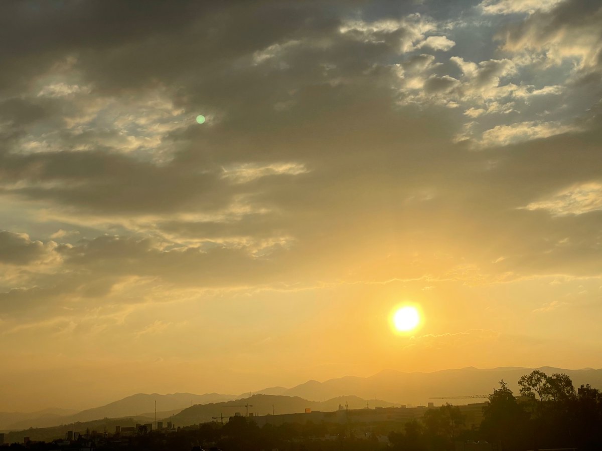 ☀️ 
Atardecer
Saludos desde nuestro hermoso Valle  de México  

Tlalnepantla de Baz, Estado de México (02-12-22) 
(17:21 hrs)
#ClimaAlAire 
<a href="/mendezraq/">RAQUEL MÉNDEZ AVALOS</a>

<a href="/PaolaRojas/">Paola Rojas</a>