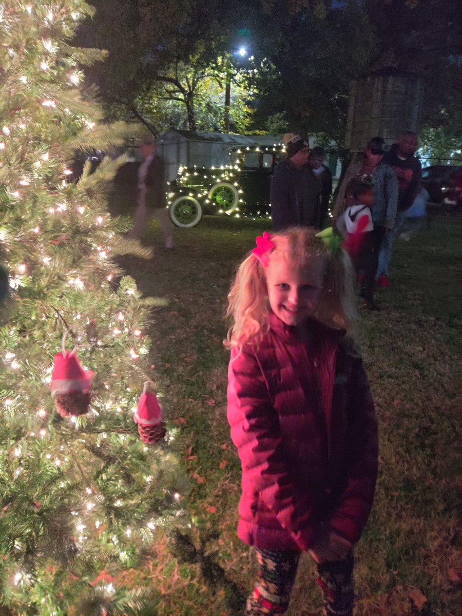 Jones_3D_ART's tweet photo. We had so much fun hanging some Santa ornaments with Kindergarten at Knapp Heritage Park and listening to Jones 2nd and 3rd grade choir perform tonight!@JonesAcademy1 @kinterart https://t.co/arAWP0u8tw