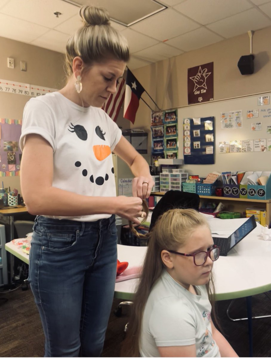erin_ege's tweet photo. Love this sweet girl! She has the most beautiful hair and heart! ❤️ Her mama has been sick so I told her to toss a brush in her backpack and I would take care of her! #beautician&amp;teacher https://t.co/QUIpe8QHcT