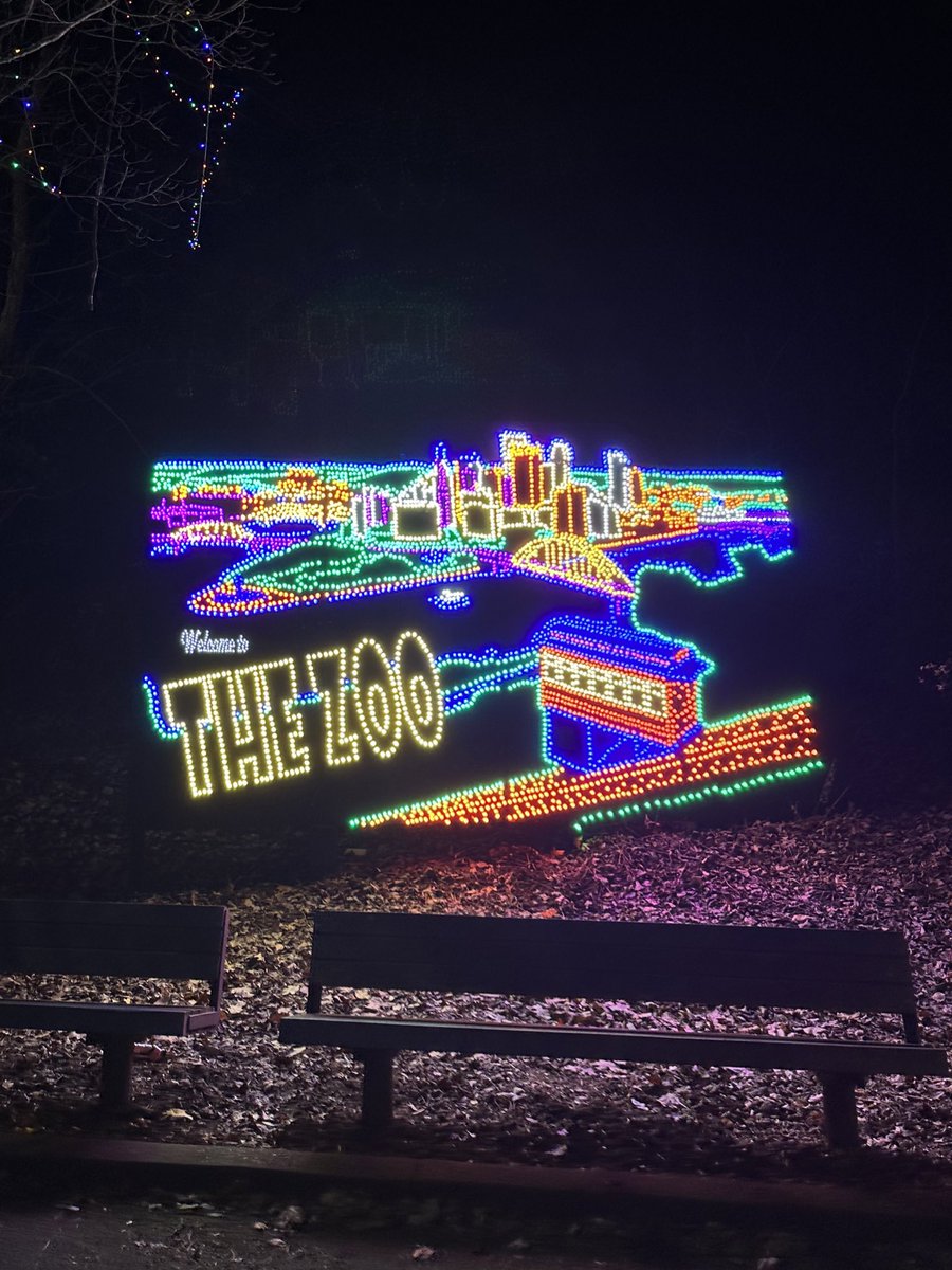 bradbonaroti's tweet photo. β¨Zoo Lights Drive-Thru!β¨π @PghZoo #ZooForAll #MyZoo #412zoo https://t.co/u2ojXgseDJ