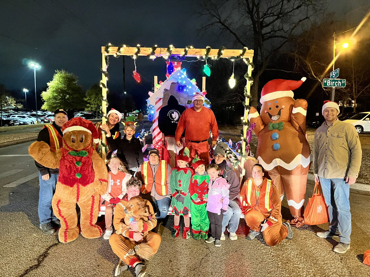 risakea's tweet image. HD 8445 participating in Rogers Christmas Parade,🎄Theme: Kids Workshop