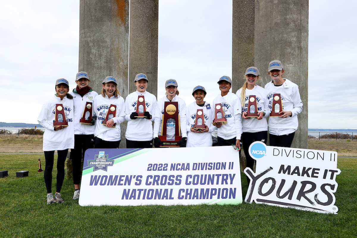 𝗧𝗵𝗿𝗲𝗲-𝗽𝗲𝗮𝘁 𝗖𝗼𝗺𝗽𝗹𝗲𝘁𝗲! 🏆🏆🏆

The @ASUGrizzlies clinch their third consecutive @NCAADII women's cross country national title!

#D2Festival x #D2WXC