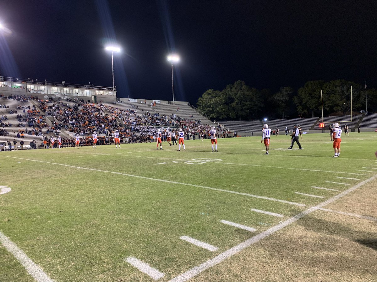 Semifinals action about to kickoff with @CurtisFootball1 taking on @CurDogFootball here in Baton Rouge. Follow @FNFwgno for more coverage throughout the night! 

#FNF31
