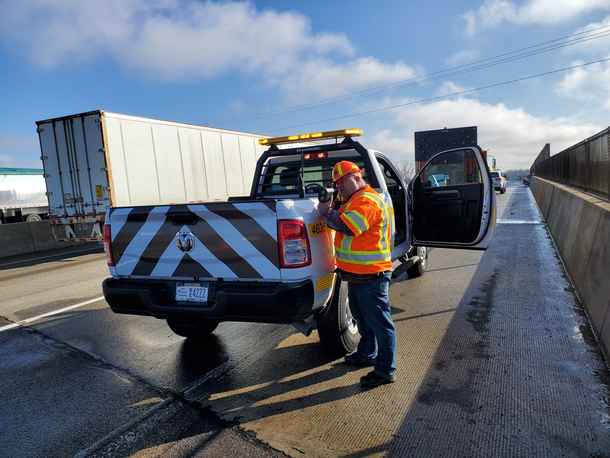 NYSThruway's tweet photo. @GovKathyHochul Highlights Continued Success of "#OperationHardhat" Enforcement Initiative to Protect Workers in Highway Work Zones

It is everyone's responsibility to slow down and be alert while driving through a work zone. Lives depend on it. 🦺🚧

https://t.co/PmpBbKj9mP https://t.co/Nb0SxYpmr7