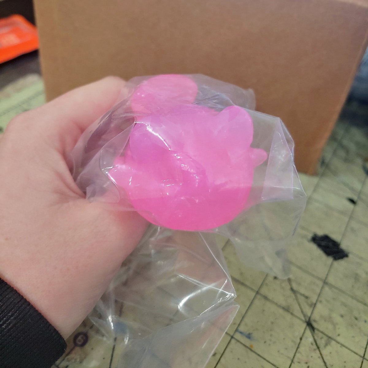 WTT/WTS this neon pink squish kit that is pretty firm and may or may not be UV or GITD. I can test for GITD tonight but I can't test for UV #dongsales I like basically every color except for bright pink but also want something soft or super soft if trading