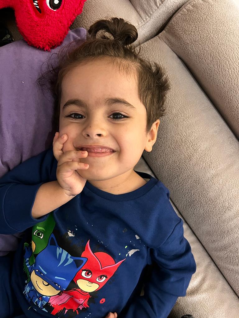 Minik Alper'den hepinize kocaman sevgilerrrr 💙
Alper'in gülücükleri solmasın diye sizlere ihtiyacı var lütfen onun umut ışığı olun 🤲💙✨