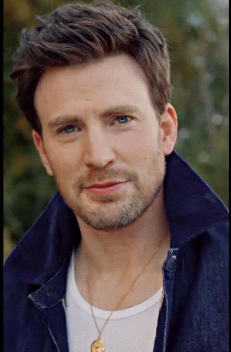 Rainyhort1's tweet photo. A cool Christmas gift would be @ChrisEvans following this fangirl here on the Twitter or the Instagram. 😁😅😂🤣🥰🎄🎅🏽 #ItsTheHolidaySeason #ChrisEvans #NotAGrinch 😏 https://t.co/x88ny1Dzhw