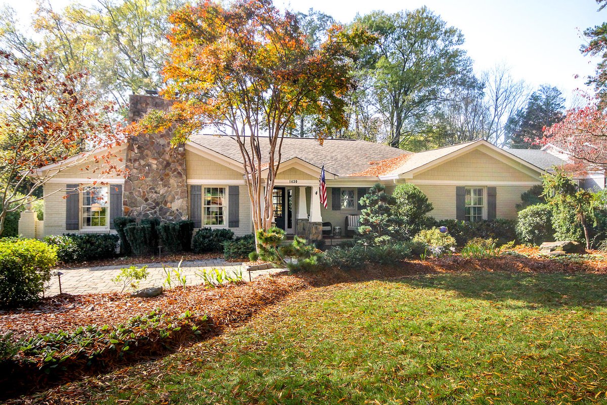 DMAHomes's tweet photo. This gracious brick ranch right in the heart of Eastover is our #homeofthemonth! With an inviting front porch, a gourmet kitchen, and a putting green, this home is a must-see.
📍1430 Twiford Place
Charlotte, NC 28207
https://t.co/u1CAW0VEpP https://t.co/W8c2Sxntx0