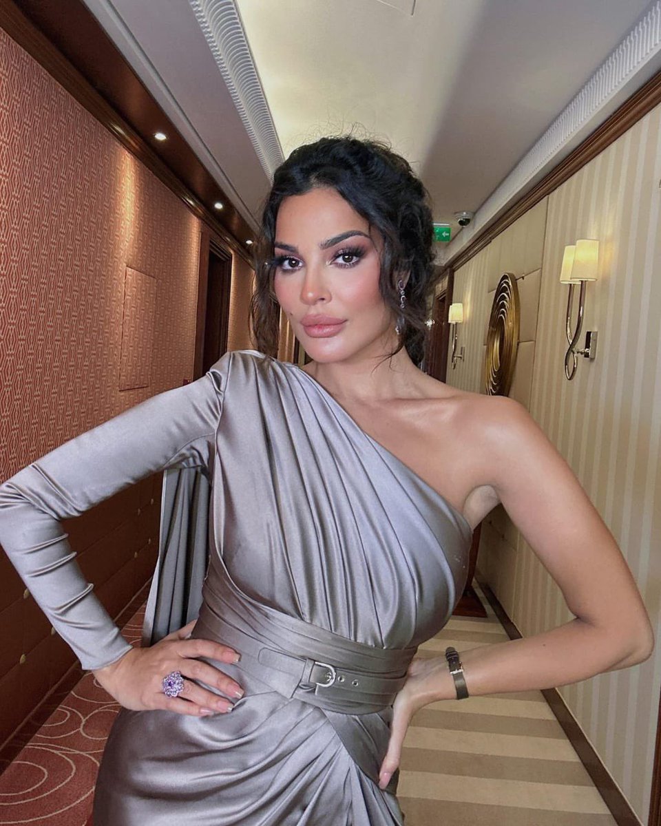 HanaaAbdelkare1's tweet photo. لو عايزين نعرف يعني ايه كاريزما 
نشوف اطلالة #نادين_نسيب_نجيم لما بتدخل اي مكان.. حقيقي مش بس الجمال اللي بيخطف الانظار دي كاريزما ليها سحرها
اطلاله مميزه و جمال مستمر
#مهرجان_البحر_الأحمر_السينمائي 
@nadinenjeim https://t.co/Wx5SSg1ElM