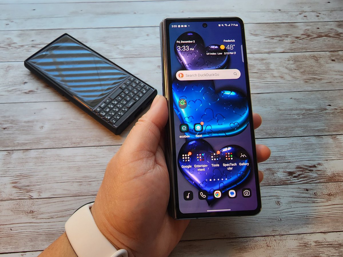 GadgetsSpec's tweet photo. I can completely understand how some people like to rock this device without a case. It's feels so nice without one, but I wouldn't dare go outside without a case on this. This was taken with the Samsung S22 Ultra. #SamsungFold4 #ShotOnSnapdragon #NoCaseFriday #comfort #Samsung https://t.co/QEkSMX6GVF