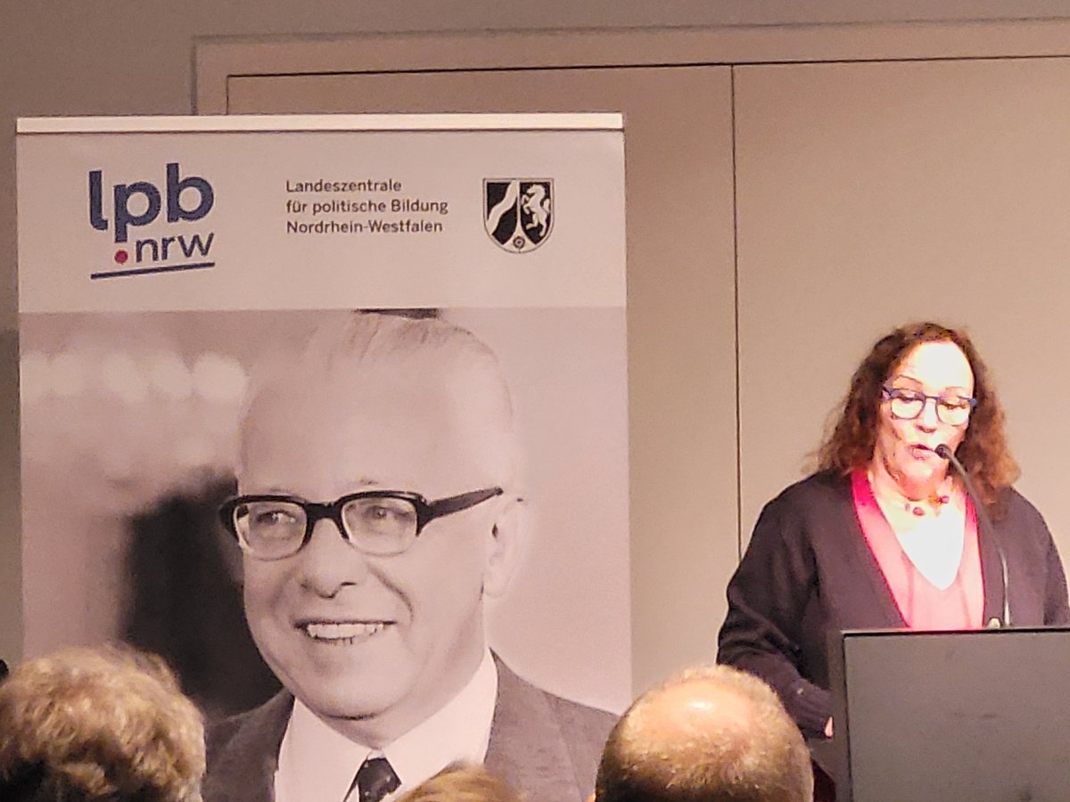 Wir gratulieren <a href="/KathVereecken/">Kathleen Vereecken</a> zum Gustav-Heinemann-Friedenspreis für Kinder- und Jugendbücher <a href="/LpBNRW/">Landeszentrale NRW</a> für "Alles wird gut, immer", der heute im @lwlmkk in #Münster verliehen wurde. 💐📚
#Kinderbuch #Jugendbuch <a href="/andre_kagelmann/">Andre Kagelmann</a>