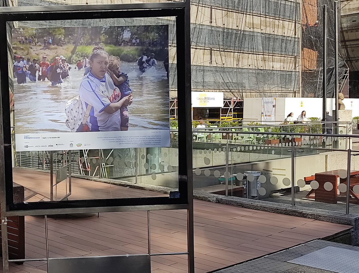 ASIERVERA's tweet photo. Una pequeña muestra de la 'Caravana de los Sueños', mi exposición de fotos sobre las caravanas de migrantes, ha viajado hasta #Bogotá (#Colombia) y se puede ver en @UniJaveriana en el marco de #DialogosItinerantes de @puentesdecomu. https://t.co/xe5IZ4iiO1