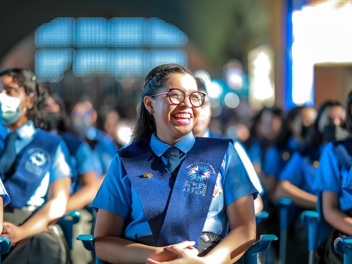JMauricioPineda's tweet photo. Ha sido un honor el asistir a la ceremonia de graduación de 149 jóvenes de @ColPadreArrupe y contar con la grata presencia de la Primera Dama de la República, Gabriela de Bukele, en este evento tan importante para la comunidad educativa. https://t.co/E8kg7zuT2m