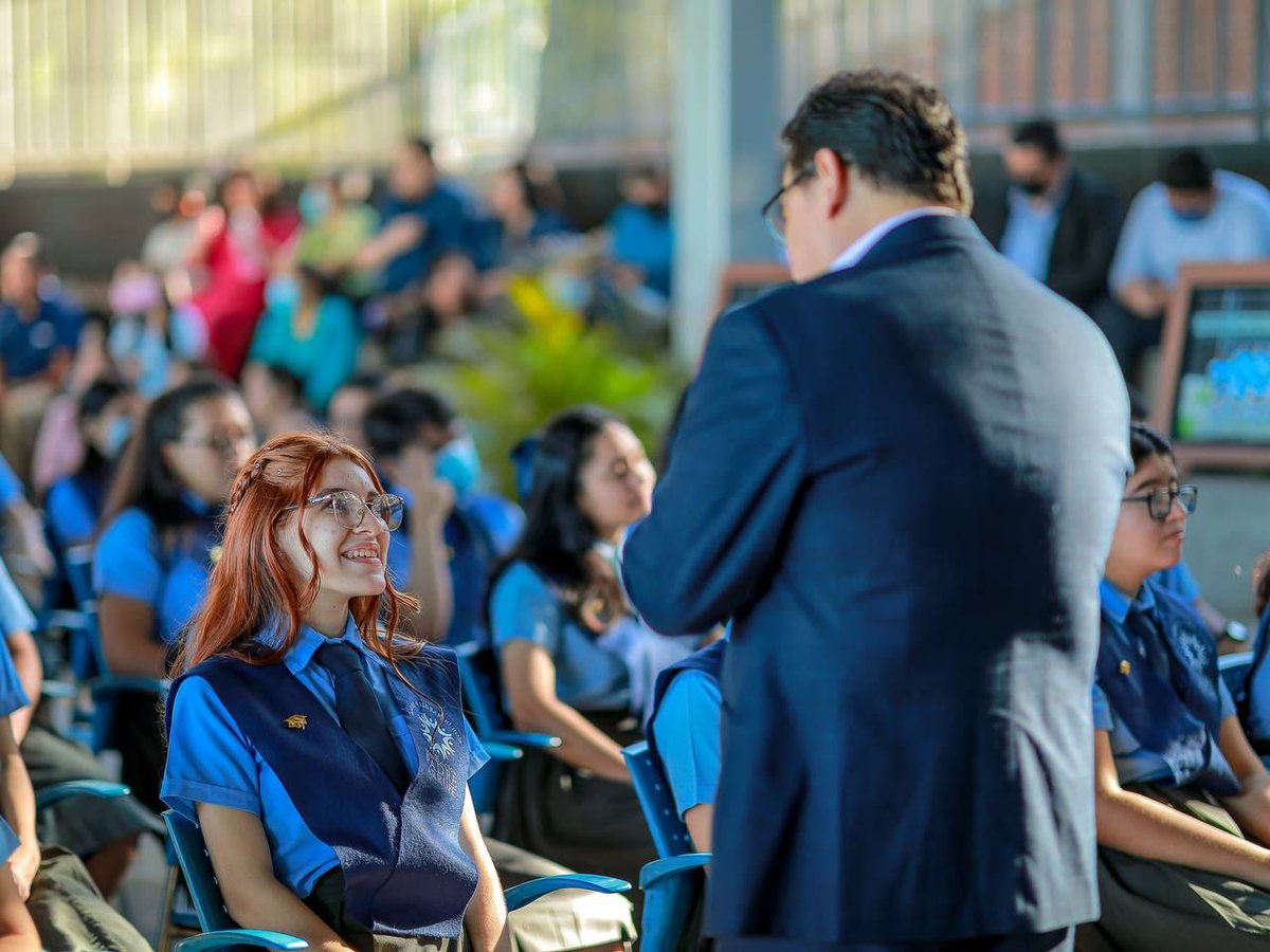 JMauricioPineda's tweet photo. Ha sido un honor el asistir a la ceremonia de graduación de 149 jóvenes de @ColPadreArrupe y contar con la grata presencia de la Primera Dama de la República, Gabriela de Bukele, en este evento tan importante para la comunidad educativa. https://t.co/E8kg7zuT2m