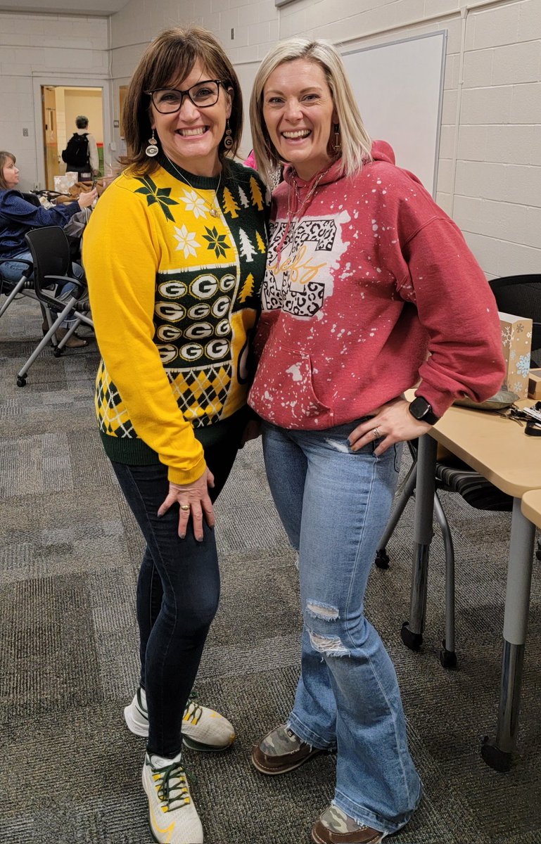 mrsmartin70's tweet photo. Day 2 of #12daysofcheer with my better half!
#ChiefsKingdom https://t.co/buxEMxDSpQ