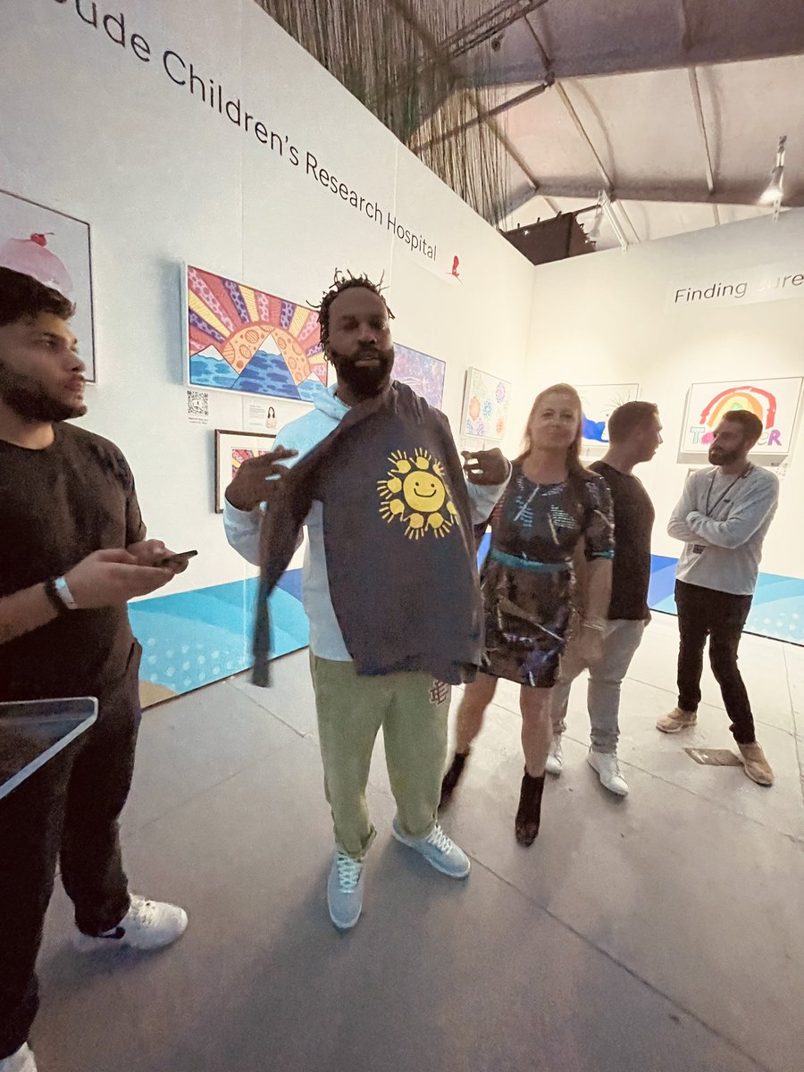 <a href="/a_polansk/">Adam Polansky</a> <a href="/StJude/">St. Jude</a> <a href="/Vayner3/">Vayner3</a> Incredible partnership! 
I’ll be rocking my <a href="/StJude/">St. Jude</a> sweatshirt to the airport tomorrow as well!

And this photo last night with <a href="/BaronDavis/">Baron Davis</a> 🙌🏼