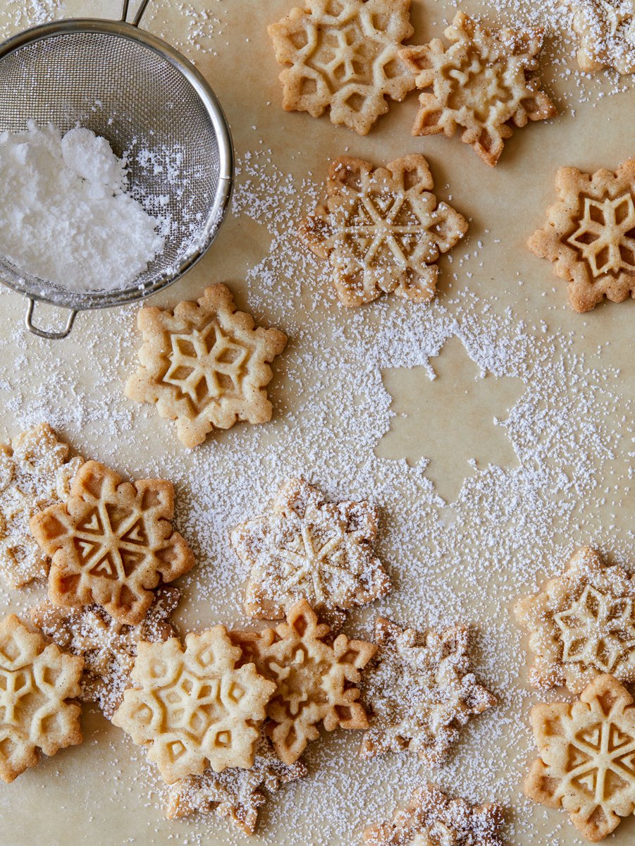 Our Gingerbread Spiced Snowflake Sugar Cookies are not only super cute, but really tasty! A fun project to do with the kids too!  spoonforkbacon.com/gingerbread-sp…