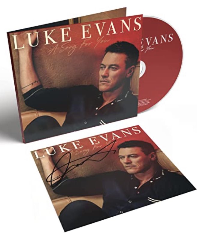 Walked in the Radio studio <a href="/AbleRadio/">pan Łukasz Brzeźniak⚖</a> today and the most fantastic voice was belting out on the speakers… Wow, Wow, Wow <a href="/TheRealLukevans/">Luke Evans</a> was “Singing a Song for You” another absolute Welsh gem of a voice. Can’t wait to listen to the full album ❤️ #Radioforall