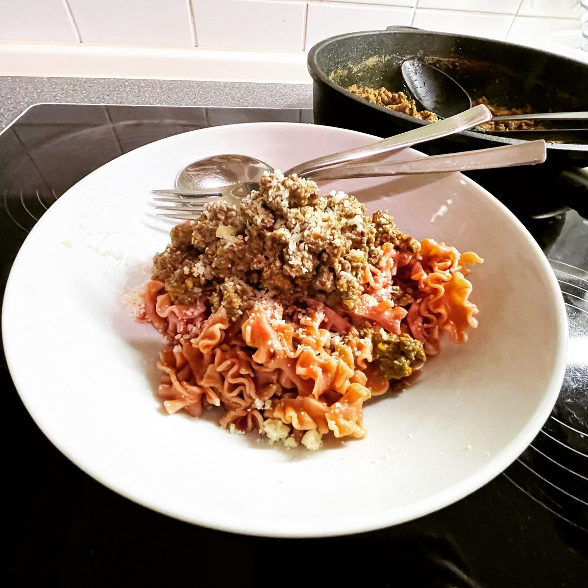 JayGuevara82's tweet photo. #RotweinNudeln vom #HofHolberg #Bolognese mit #Rinderhack vom #Schultenhof
#BergischSoulfood #WeihnachtsDinner #Dinner #HelsKitchen #FoodPorn #BolognesePorn #LocalPorn https://t.co/V6w1zL4GUb