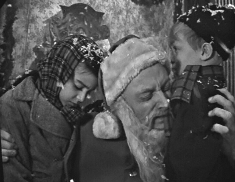 TheNightGallery's tweet photo. "Henry Corwin, normally unemployed, who once a year takes the lead role in the uniquely popular American institution, that of a department store Santa Claus, in a road-company version of The Night Before Christmas." 

#ZoneIntros #S2E11

Twilight Zone's "Night of the Meek" https://t.co/fqJYaAbNl2