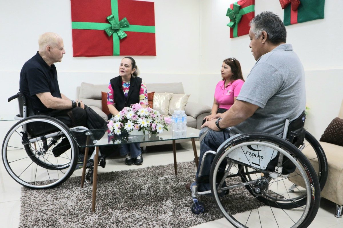 La presidenta del Sistema DIF Mazatlán, María Teresa Apodaca Muñoz, se reunió con Richard St. Denis y Tito Bautista, de la fundación Proyecto Acceso al Mundo A.C, y agradeció por las decenas de sillas de ruedas y ayudas funcionales que han donado a lo largo de estos años.