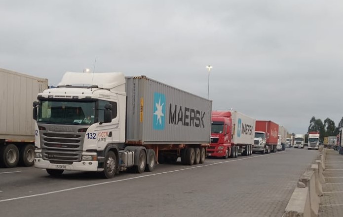 PortalPortuario's tweet photo. Puerto de Valparaíso atiende más de 6 mil camiones en 72 horas tras paro de gremio transportista - https://t.co/pRRYAFBriT #Valparaíso #FOLOVAP #Camiones #ZEAL https://t.co/VNlQfKzHxb