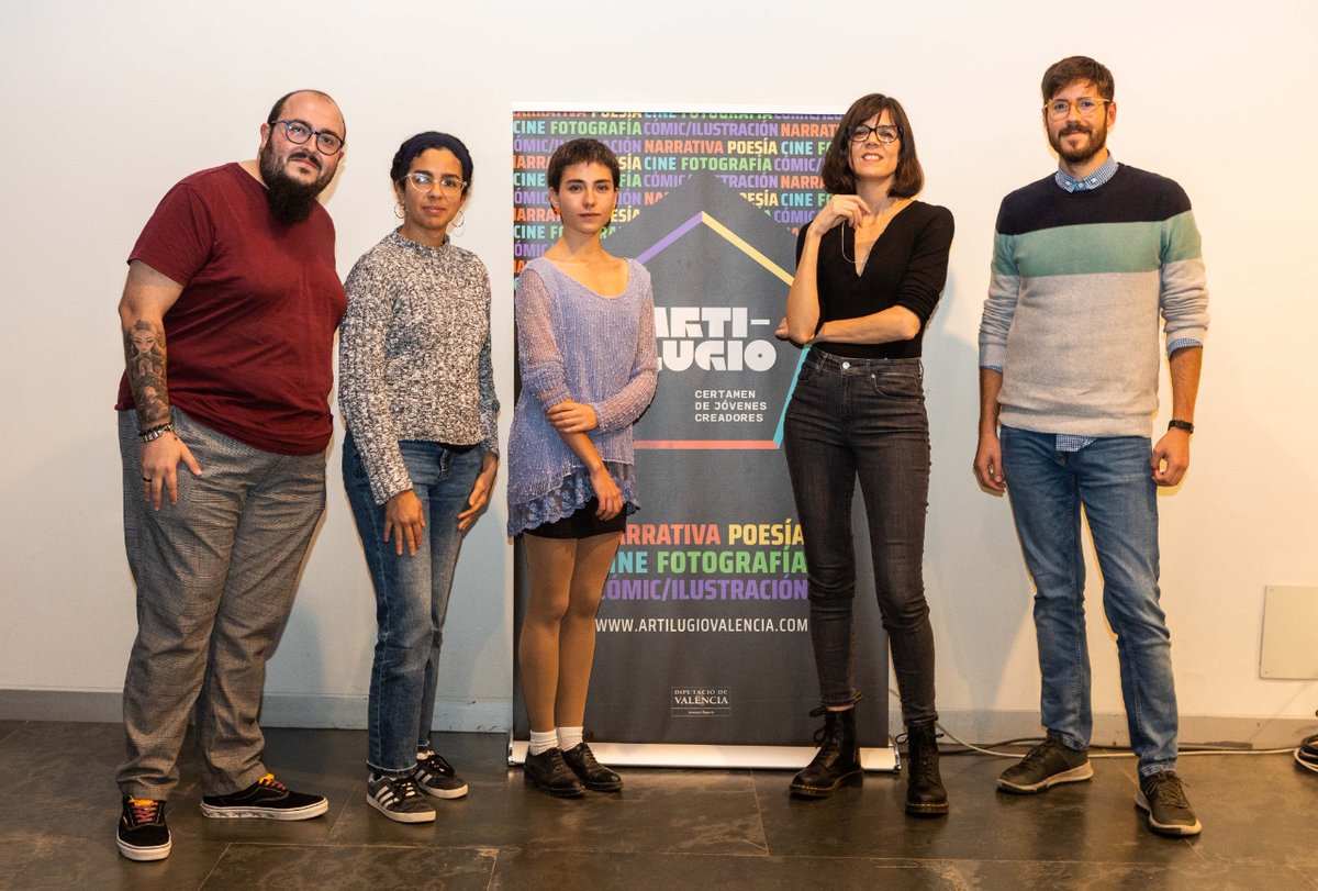 artilugiovlc's tweet photo. Así fue la mentoría personalizada y la masterclass de poesía con Lara Moreno. Un lujazo contar con ella y con todos los participantes.

📸 Josele Bort

#artilugiovalencia #valencia #cultura #poesia https://t.co/C7AEACRMTO