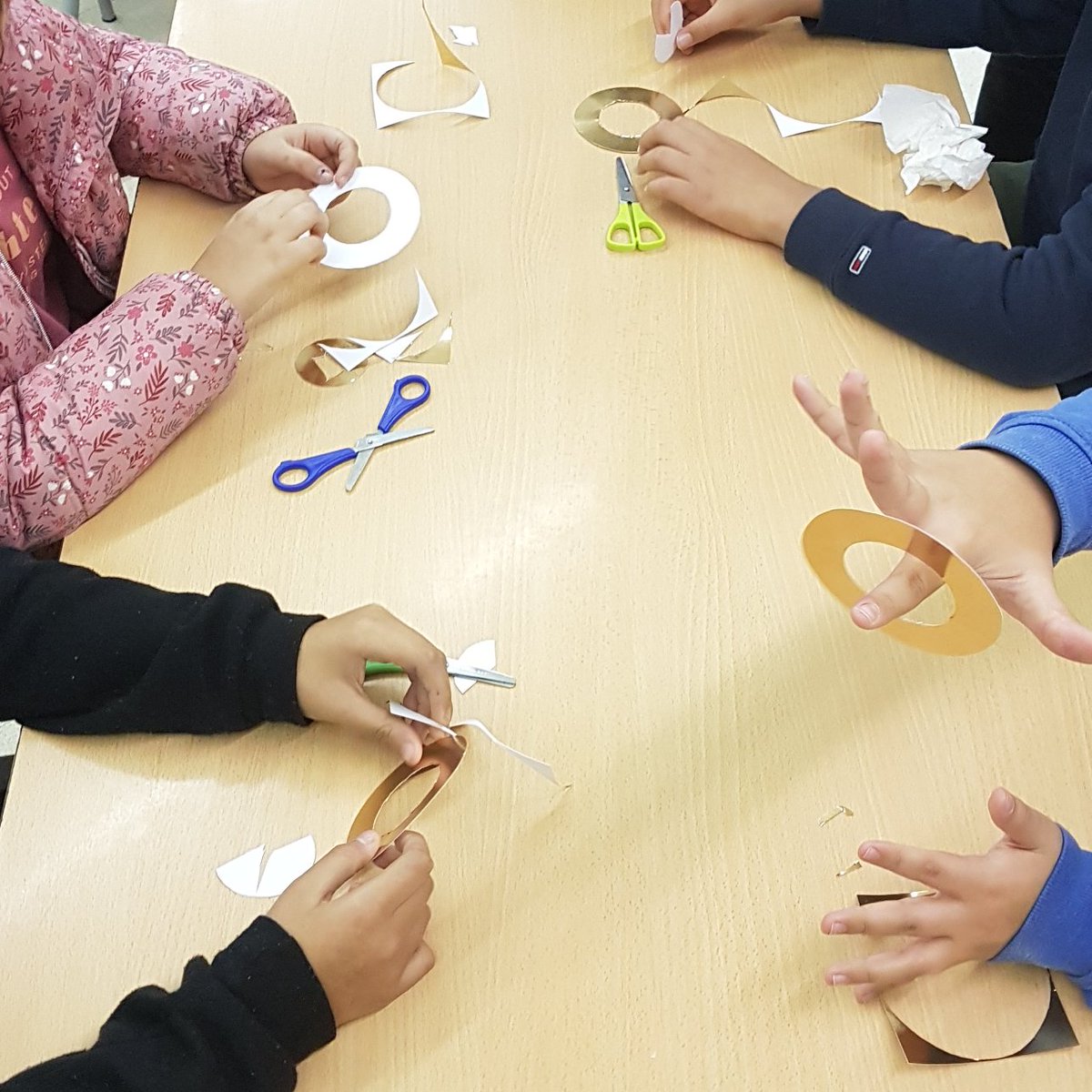 escolaelshorts's tweet photo. Nadal elèctric a l'escola amb @labclubbcn !. L'alumnat de #ciclesuperior s'endinsa en el món dels circuits elèctrics i aquest ha estat el resultat lluminós.
#Ciencia #experimentacio
#descoberta
#llum
#electricitat
#manualitats
#Nadal https://t.co/9mYtvzPve9