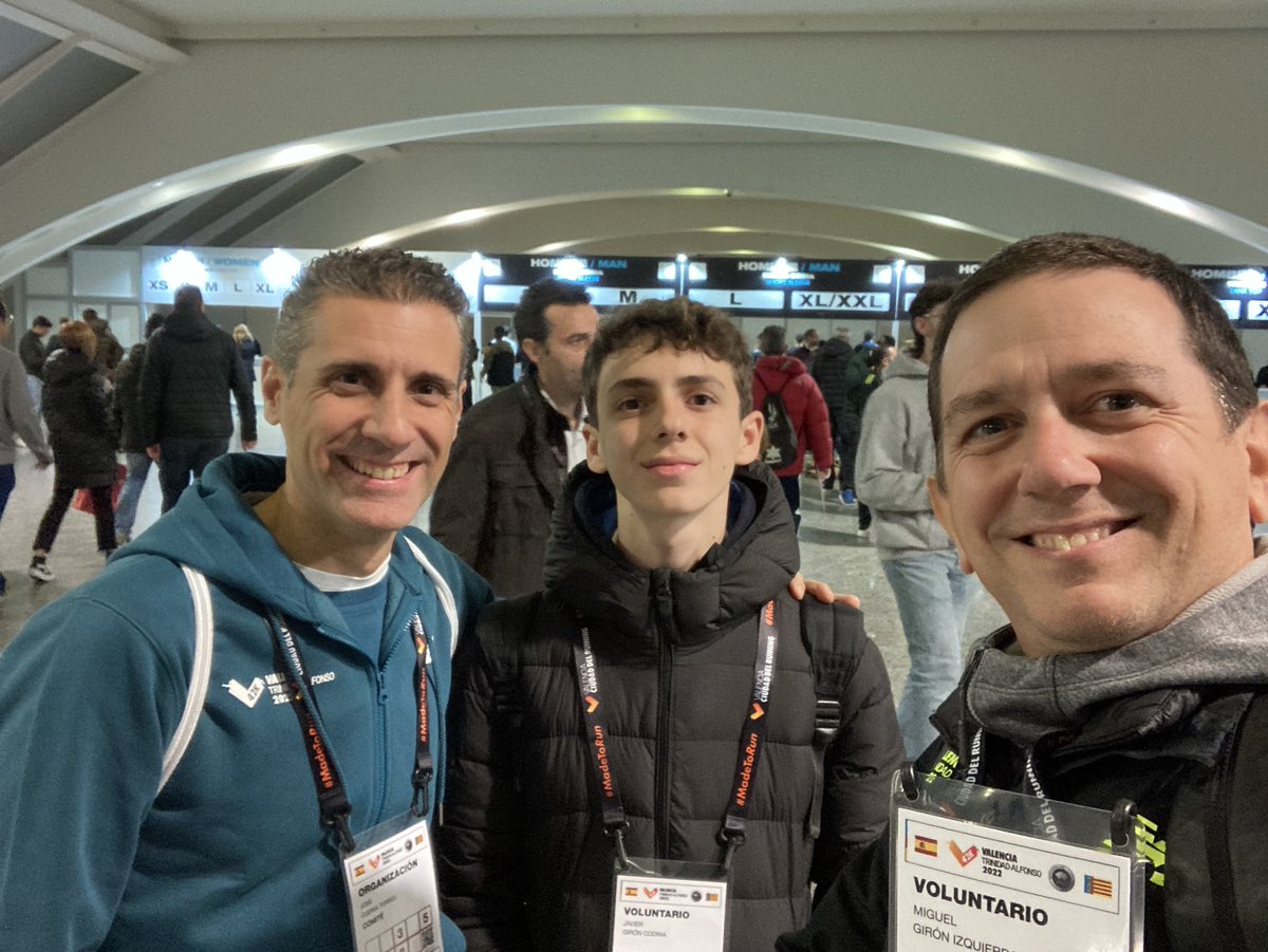 miguelgiron1975's tweet photo. Una tarde diferente , en esta ocasión como voluntarios de @maratonvalencia donde hemos visto a muchos amigos!!! #masQueCorrer #MadeToRun. #somosNorte #CorrerMola https://t.co/bnVmpgIunt