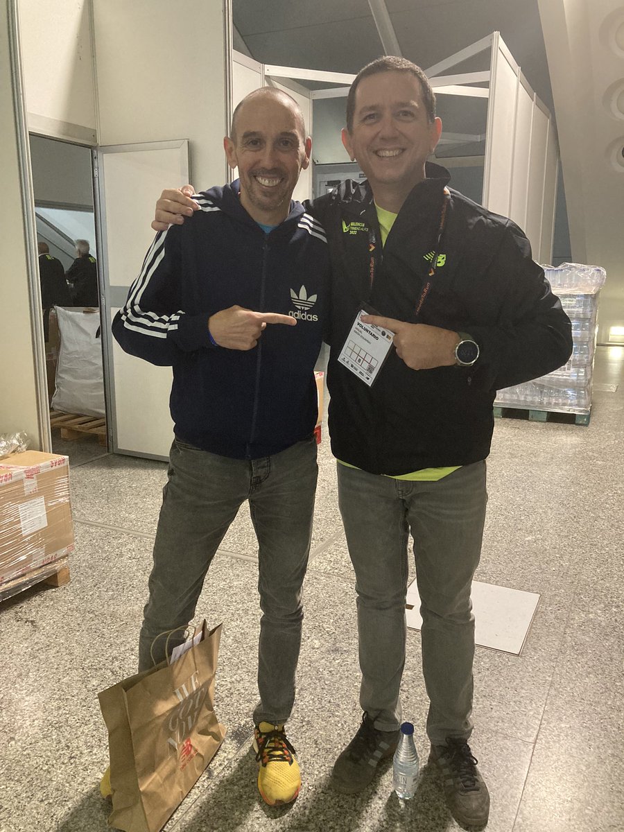 miguelgiron1975's tweet photo. Una tarde diferente , en esta ocasión como voluntarios de @maratonvalencia donde hemos visto a muchos amigos!!! #masQueCorrer #MadeToRun. #somosNorte #CorrerMola https://t.co/bnVmpgIunt