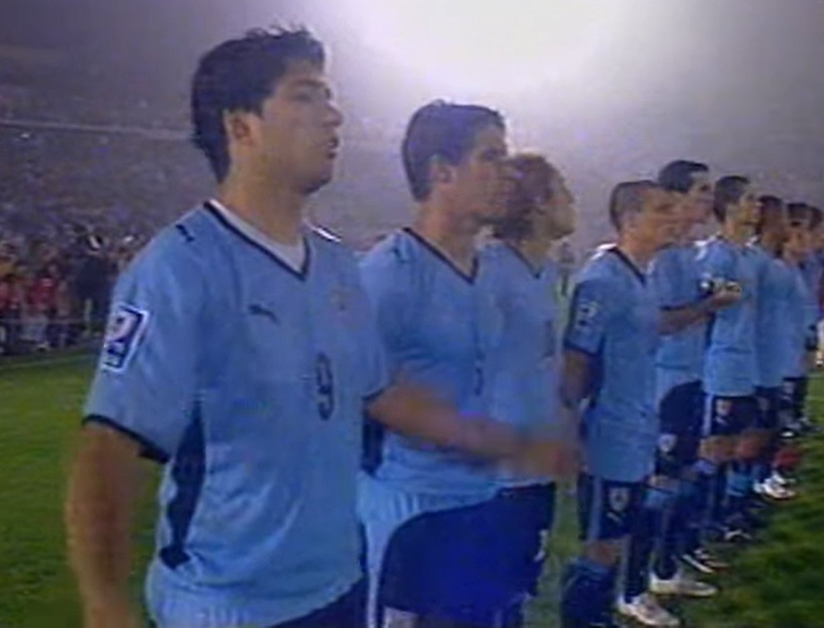 Aquella noche de rara niebla el Zurdo cantó largo y lindo, pero Luis quería que el partido final del repechaje empezara ya