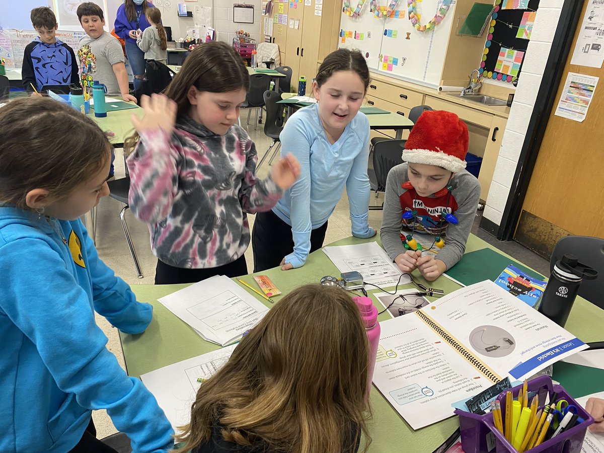 amandakraus46's tweet photo. Having fun with our energy models! #kipway #109way @Miss_Buchman https://t.co/s5dhKzOaI0
