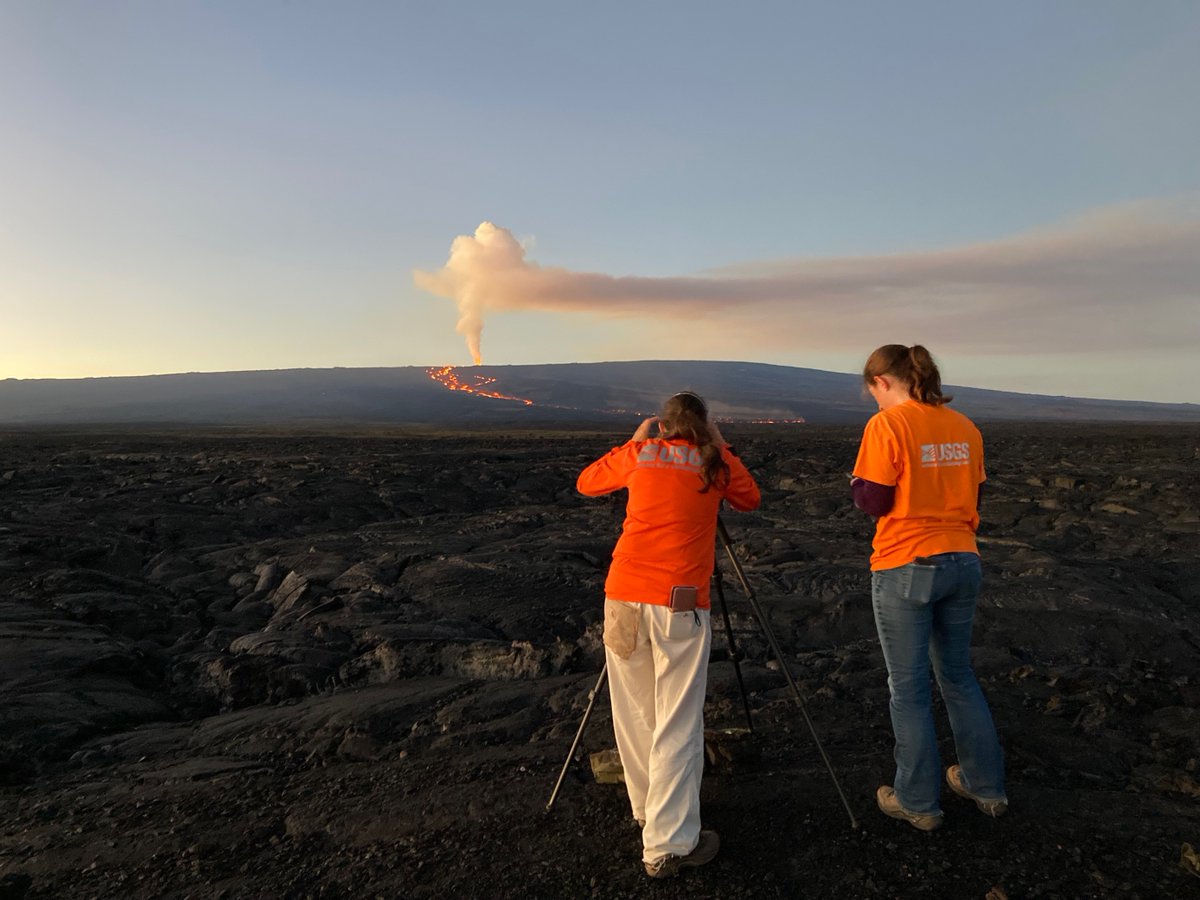 USGSVolcanoes's tweet photo. #USGS #MaunaLoa morning update:
• Fissure 3 active, fissure 4 sluggish
• Lava advancing at rate of ~150 ft per hr (45 m per hr), slowing as it reaches flatter terrain
• Flow front is ~2.7 miles (4.3 km) from Daniel K. Inouye Highway (Saddle Rd)
• More: https://t.co/2rYXDac9Uv https://t.co/XgD1T1HXV3