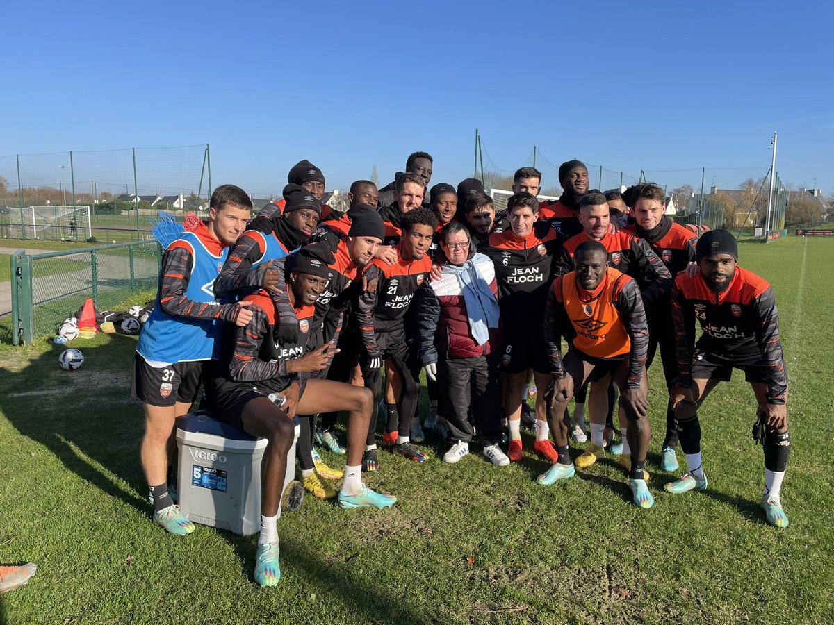 Quel plaisir 🤗 d’accueillir Philippe à l’Espace FCL, avec nos Merlus 🐟, et plus particulièrement <a href="/Abergellaurent/">Laurent Abergel</a>, son idole 😍 ! 

🗞️ Son histoire est à retrouver sur <a href="/TelegLorient/">Le Télégramme Lorient</a> avec <a href="/AnneCeJuillet/">Anne-Cécile Juillet</a>, <a href="/DomMorvan/">Dominique Morvan</a> et <a href="/MuscaHelene/">Hélène Musca</a>.