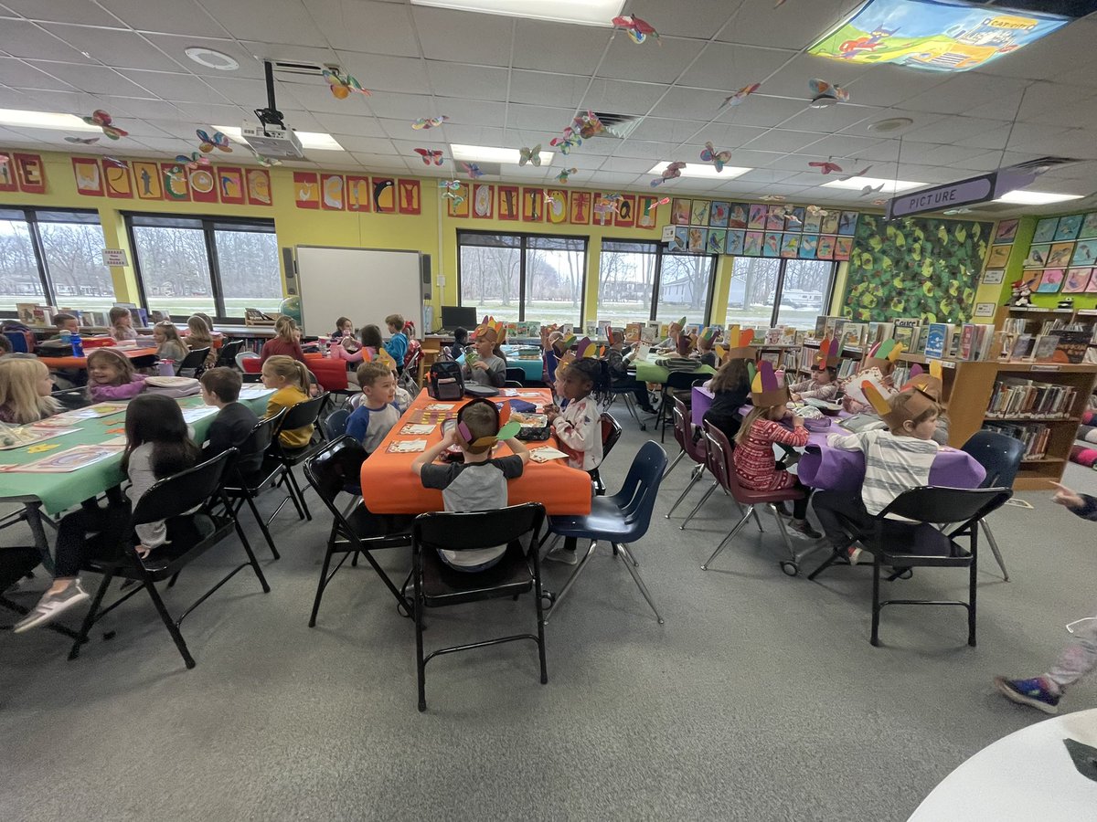 tbrin0579's tweet photo. Serving up extra thanks with a group of kindergarteners at their thankful lunch today @WindomElem https://t.co/5nQwvwIqQl