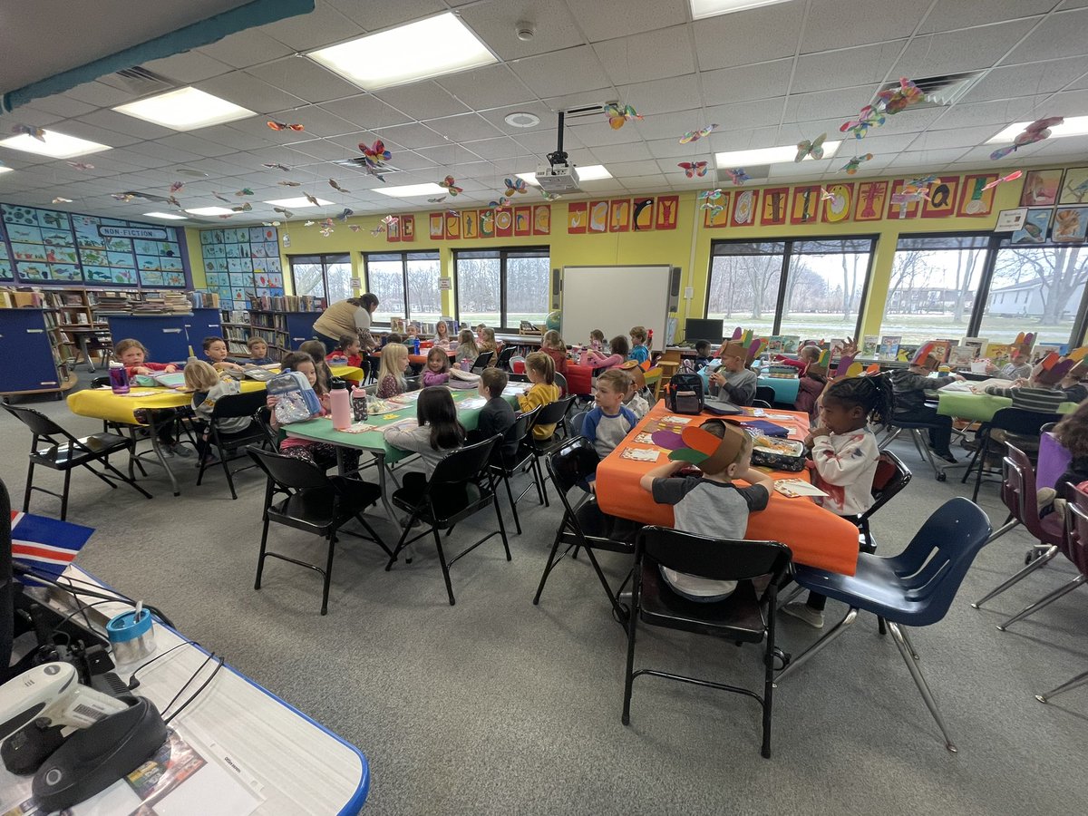 tbrin0579's tweet photo. Serving up extra thanks with a group of kindergarteners at their thankful lunch today @WindomElem https://t.co/5nQwvwIqQl