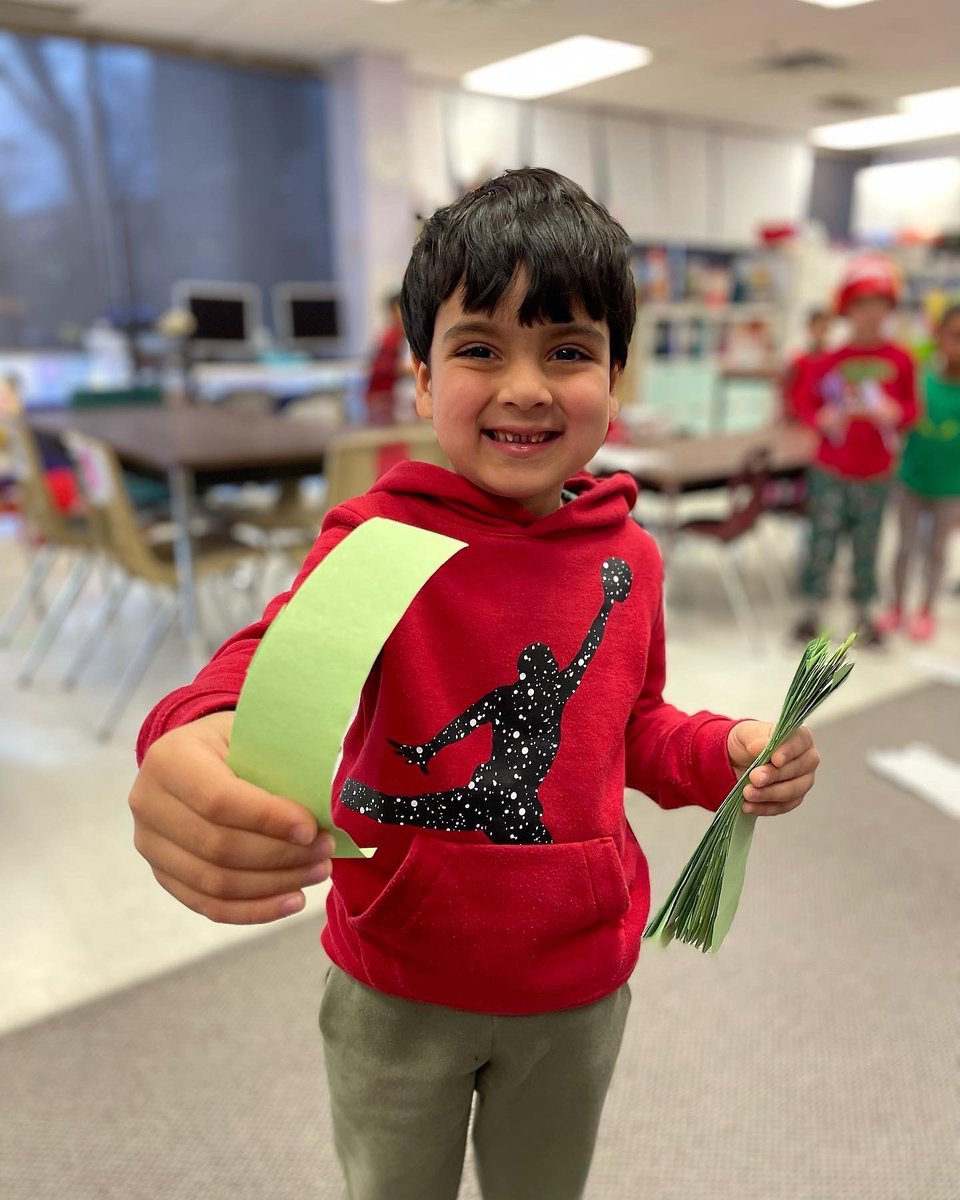 KinderKollegePS's tweet photo. Itβs JOY DAY and at KinderKollege that means one thing: the longest paper chain in the world!! πWow! #longestpaperchain #longestpaperchainever #joyday #tradition #favouritetradition #workingtogether #christmas #christmastree #christmastreedecorating #kkps30 https://t.co/hmyV5utaUS